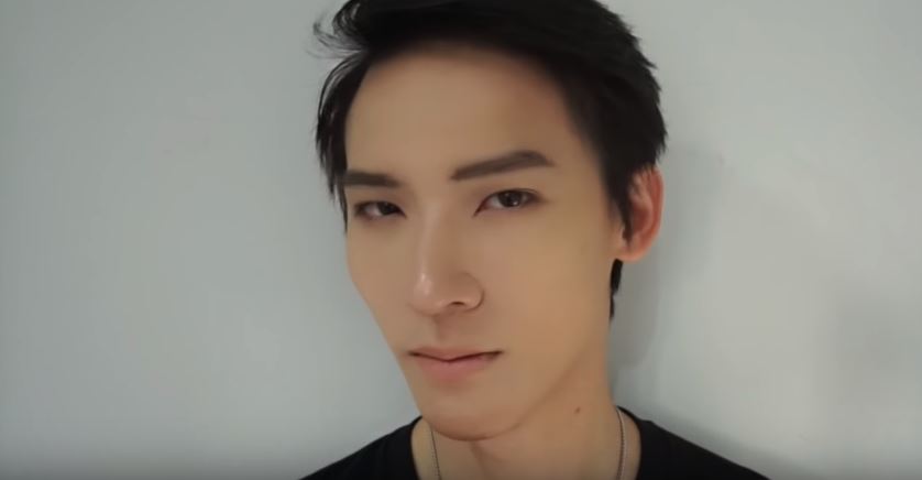 打量鼻梁,加强五官立体     接著画上眉毛    黏上双眼皮胶