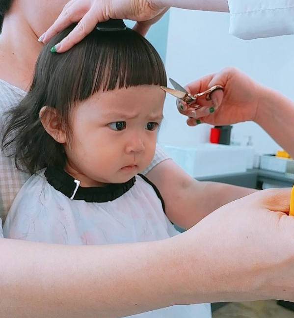 韩国2岁小女孩「一剪发就森77」 妈妈晒「她灿笑模样」比皱眉可爱100