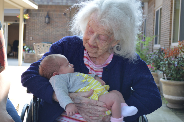 外婆最疼愛小孩 研究發現 外婆對孫子很重要 科學家證實 基因注定你們感情超要好 Looker 新鮮事