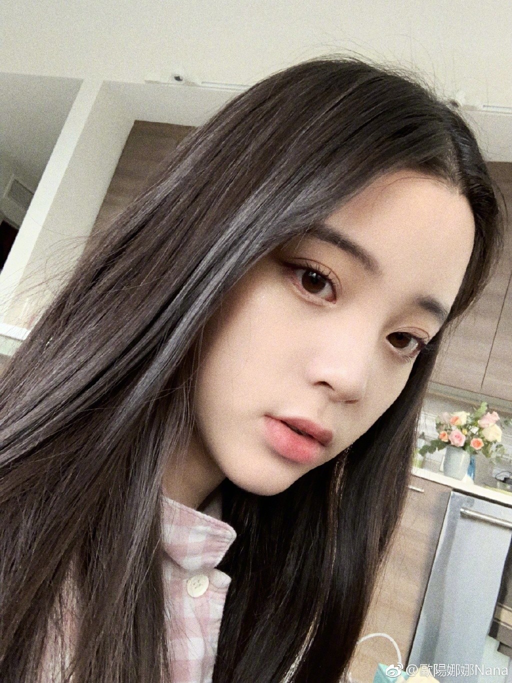 欧阳娜娜合体「18岁空灵正妹网红」 脸靠脸同框「巴掌脸秒被ko」网傻