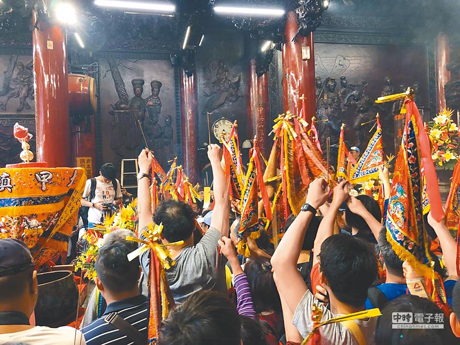 家中妈祖「进香旗倒下2次」香灰洒落一地 她急联络男友「发现是妈祖